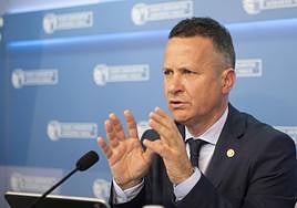 El consejero de Educación, Jokin Bildarratz, comparece tras el Consejo de Gobierno de ayer.