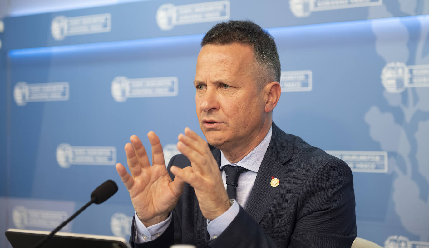 El consejero de Educación, Jokin Bildarratz, comparece tras el Consejo de Gobierno de ayer.