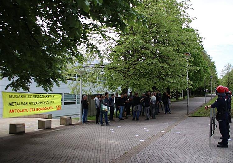 Imagen principal - LAB entra en la sede de Adegi para reclamar un convenio del Metal «digno»