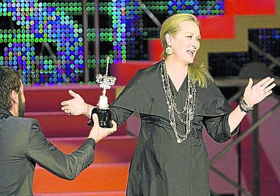 Meryl Streep recibe el premio Donostia de un Eduardo Noriega entregado, en el Zinemaldia de 2008.