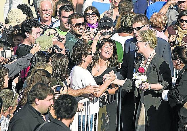 Streep atiende a los aficionados junto al Kursaal.