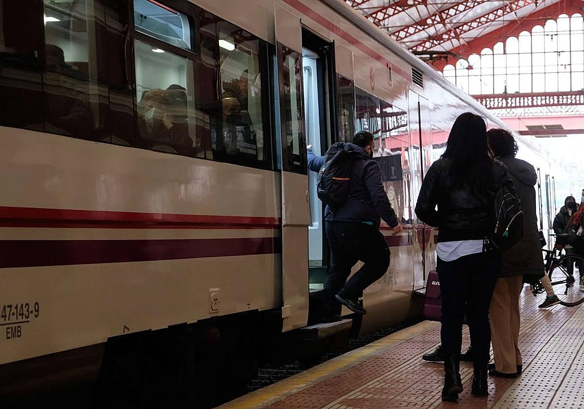 ¿Estuviste en el tren parado dos horas por una avería en Donostia? Comparte tu testimonio