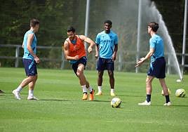 Merino lanza una carrera en presencia de Cho y Aritz Elustondo durante el entrenamiento de ayer.