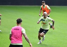 Stoichkov intenta desmarcarse ayer en Ipurua durante el entrenamiento del Eibar.