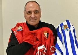 Miguel Merino, padre de Mikel, sostiene una camiseta de Osasuna y otra de la Real Sociedad.
