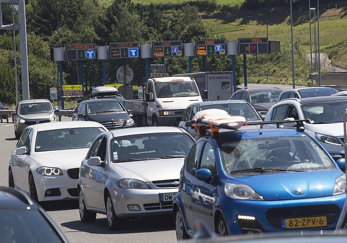 Colas en la AP-8 en Irun.