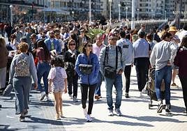 El turista gasta 241 euros al día en Donostia, viene a comer pintxos y la mayoría llega en coche