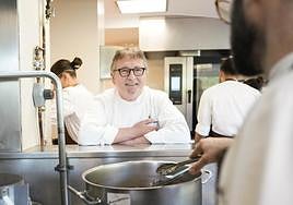 Andoni Luis Aduriz en la cocina de Mugaritz, con los últimos toques al menú que se estrena este fin de semana.