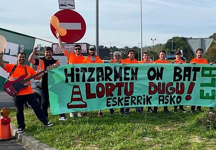 Los trabajadores dieron ayer su 'último concierto' en el peaje de Zarautz.