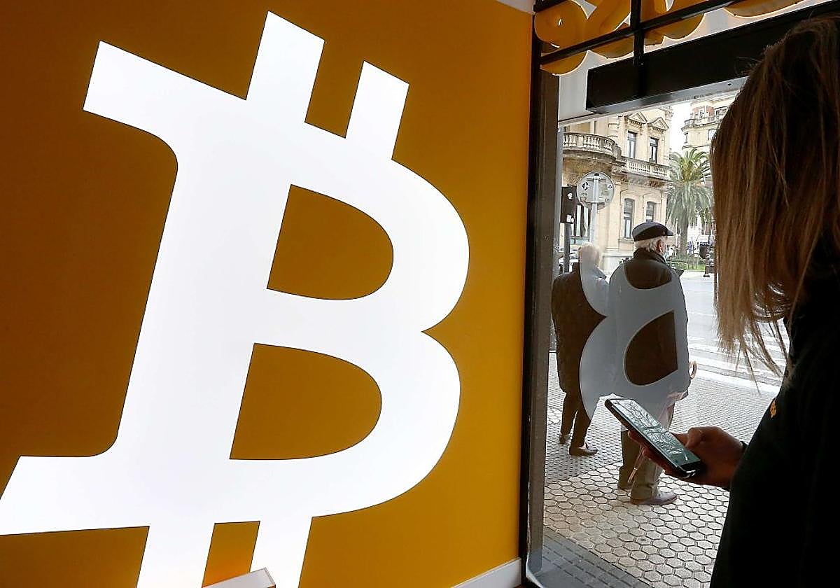 Una usuaria realiza una operación con criptomoneda en el local BitBase que se encuentra en el Boulevard donostiarra.