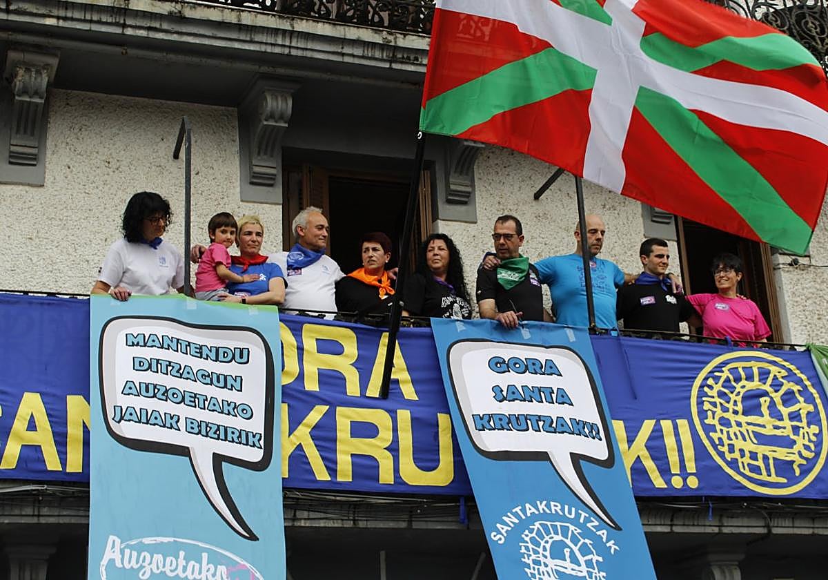 Unidad entre comisiones de fiesta en el balcón de la casa Zubiaurre tras el chupinazo, vibrando al ritmo de la tamborrada de la sociedad Zumeatarra.