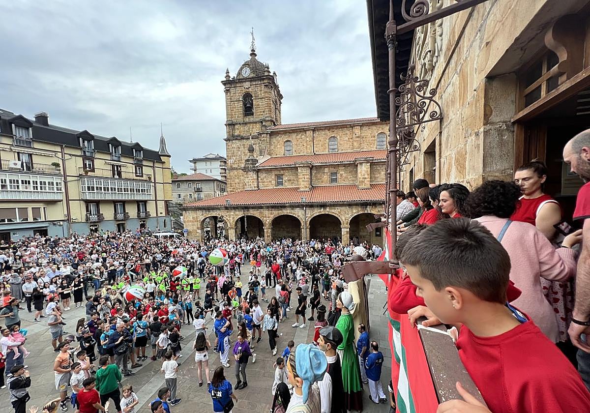 El buen ambiente y las ganas de fiesta inundaron la plaza Euskal Herria a las siete de la tarde, momento del chupinazo.