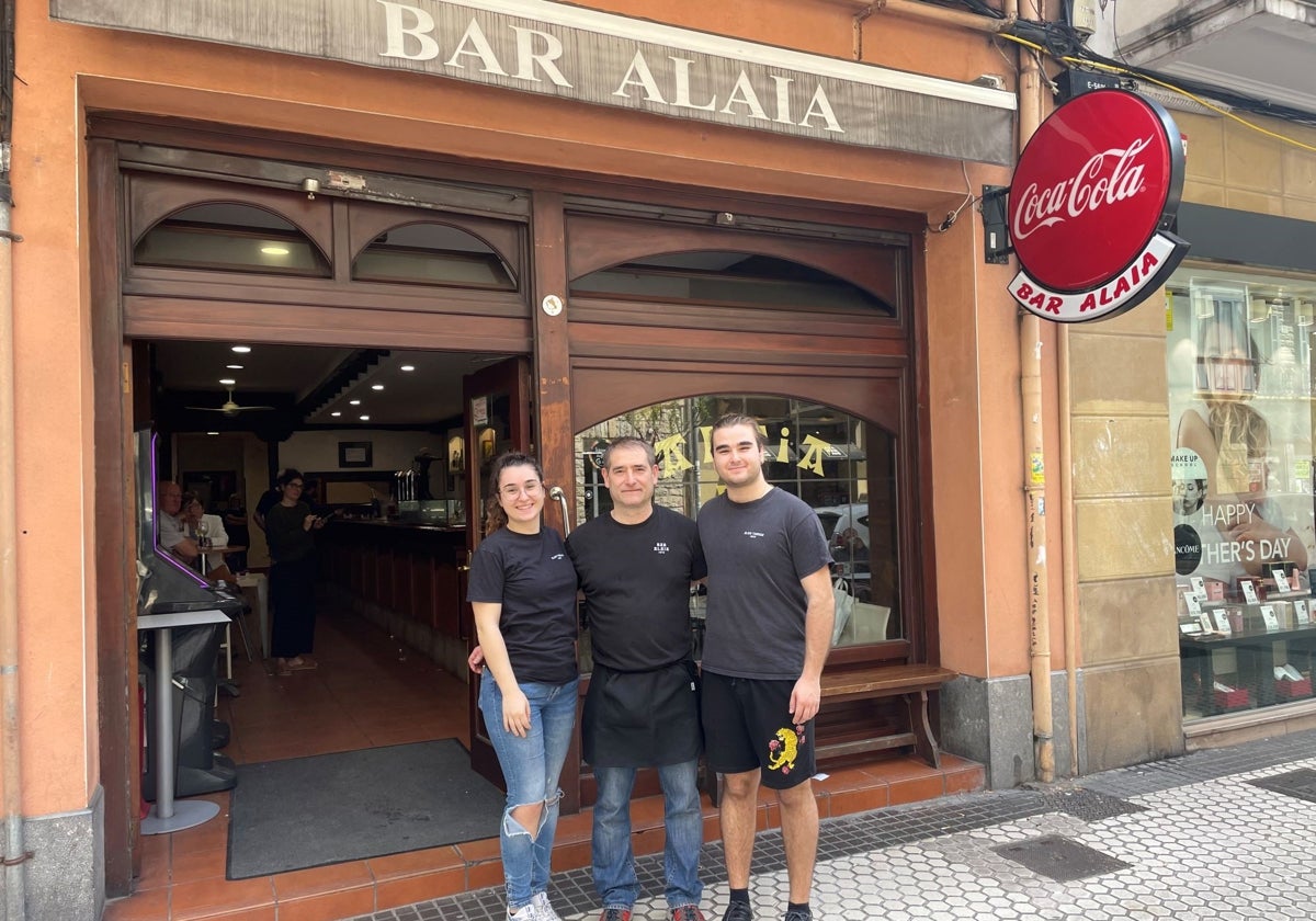 Miguel Arenas, flanqueado por sus dos hijos, ante el bar Alaia de la calle Matía de Donostia