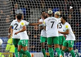 Los compañeros de Alex Isak le felicitan tras su espectacular jugada contra el Everton en la jornada de la Premier League.
