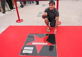 Aitor Francesena con su estrella en el Paseo de las Estrellas del Surf de Ribamontán al Mar, en Cantabria.