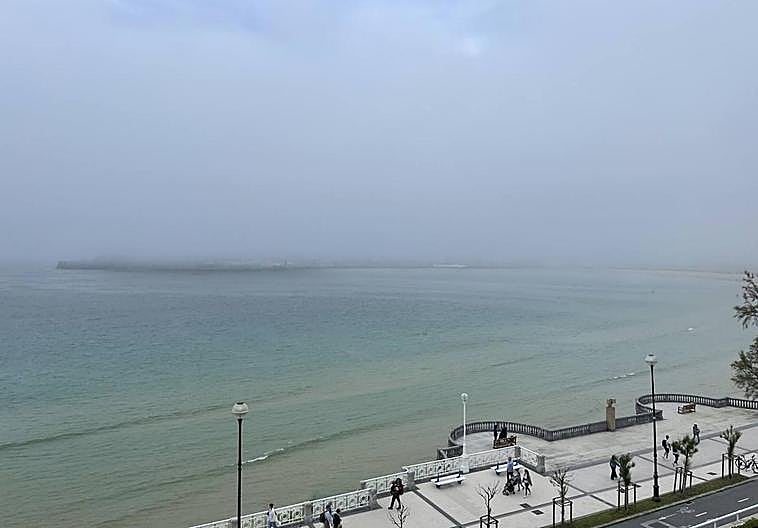 Curiosa instantánea de la bruma invadiendo toda la zona de Urgull, en San Sebastián.