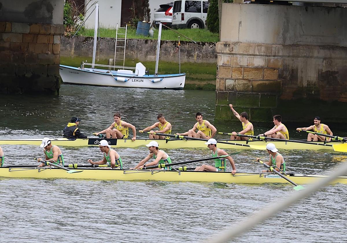 El ocho de Orio atraviesa el puente ligeramente por delante del de Hondarribia, con gestos de victoria.