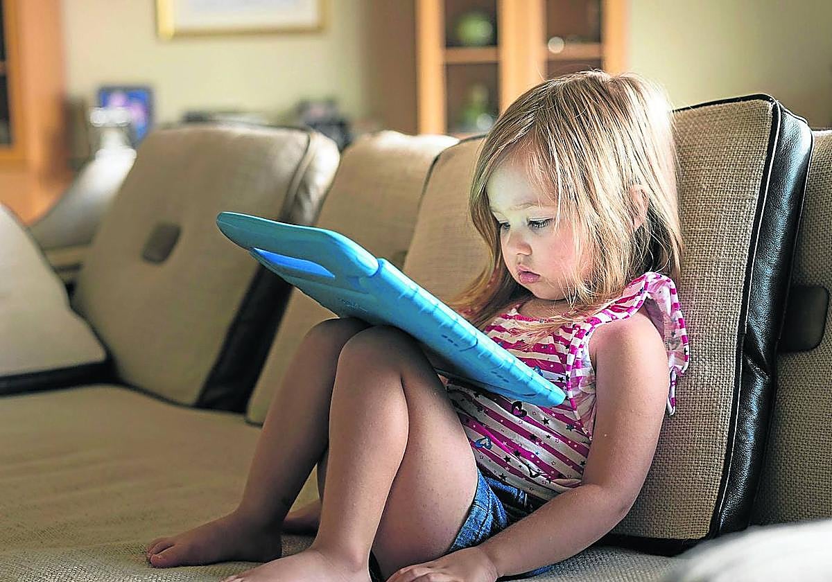 «El chupete digital para que el niño no llore es un aprendizaje terrible»