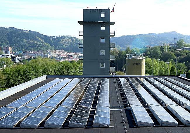 Cubierta llena de placas solares en la sede de los bomberos.