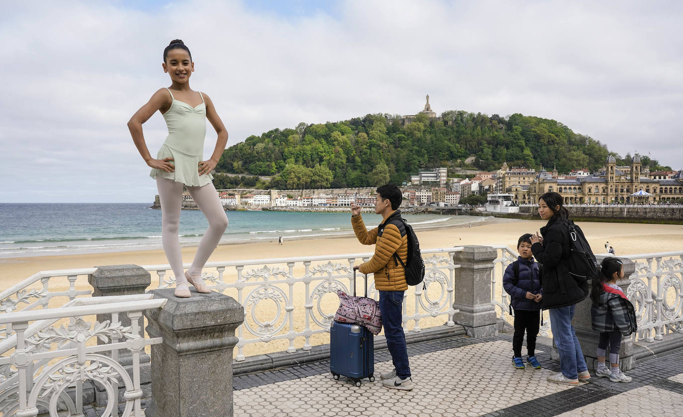 Danza en la barandilla de La Concha