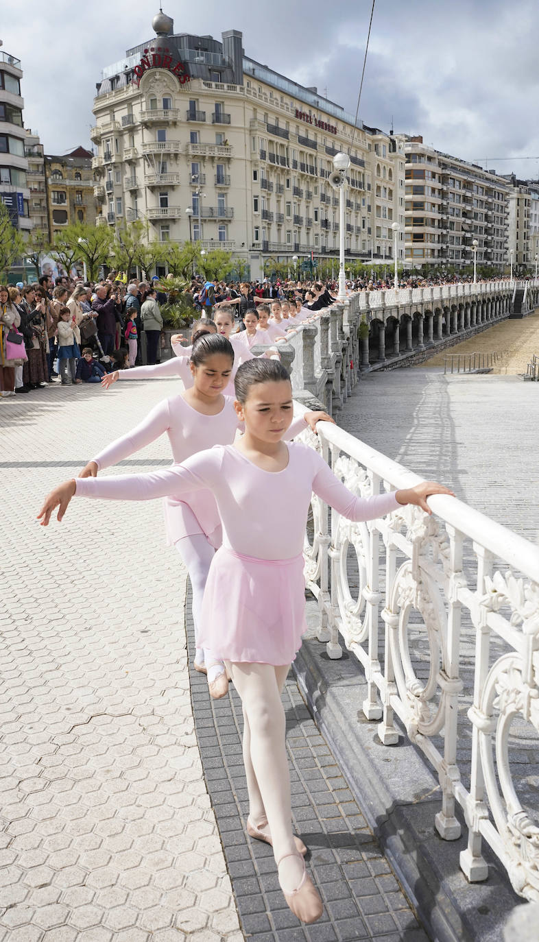 Danza en la barandilla de La Concha