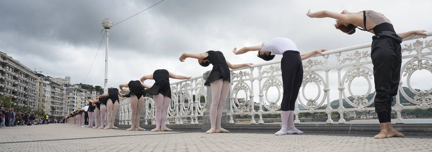 Danza en la barandilla de La Concha