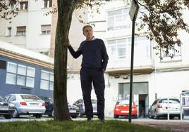 Tomás Caballero, en la calle Mutilva de Pamplona, junto a la zona de aparcamiento donde ETA asesinó a su padre, portavoz de UPN en el Ayuntamiento, el 6 de mayo de 1998.