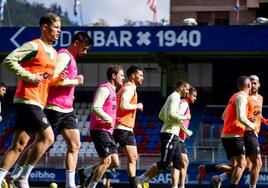 Los jugadores del Eibar entrenando en Ipurua con la confianza de ganar en Granada.