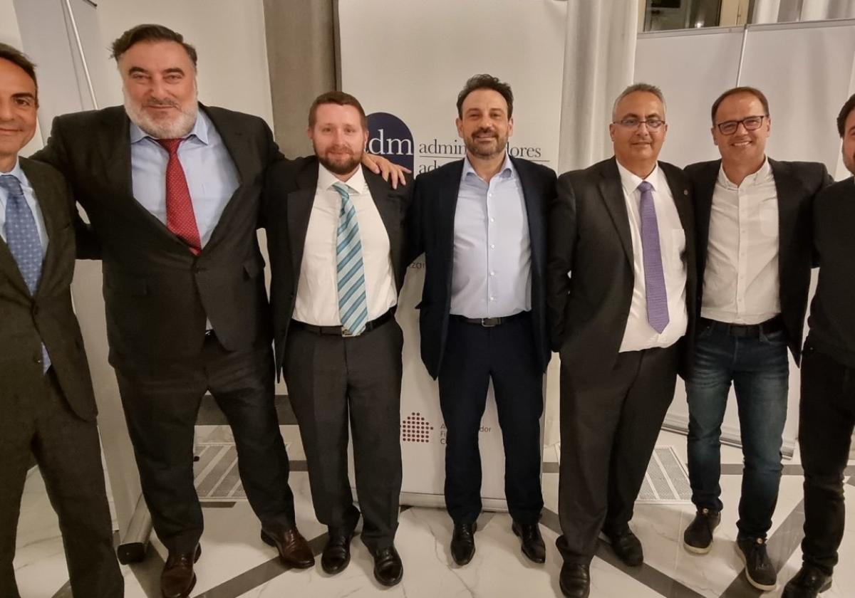 Grupo de miembros de colegio posando en el restaurante del hotel María Cristina.