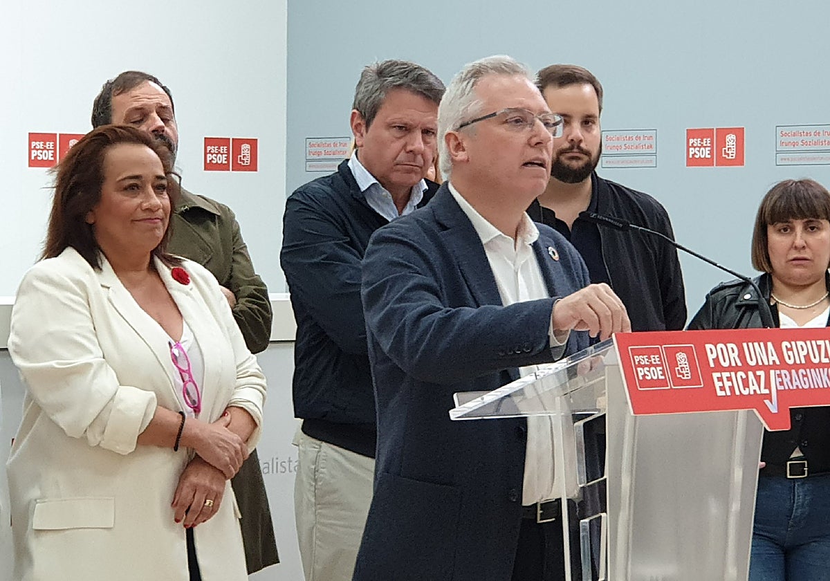 Asensio, Santano, Romero y otros candidatos del PSE-EE, en el acto de esta mañana en Irun.
