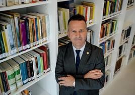 Jokin Bildarratz posa en la biblioteca del Archivo Histórico de Euskadi de Bilbao.