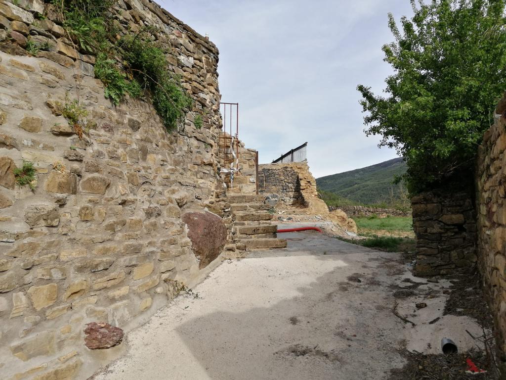 Así está el solar de la vivienda incendiada en Castiello de Jaca