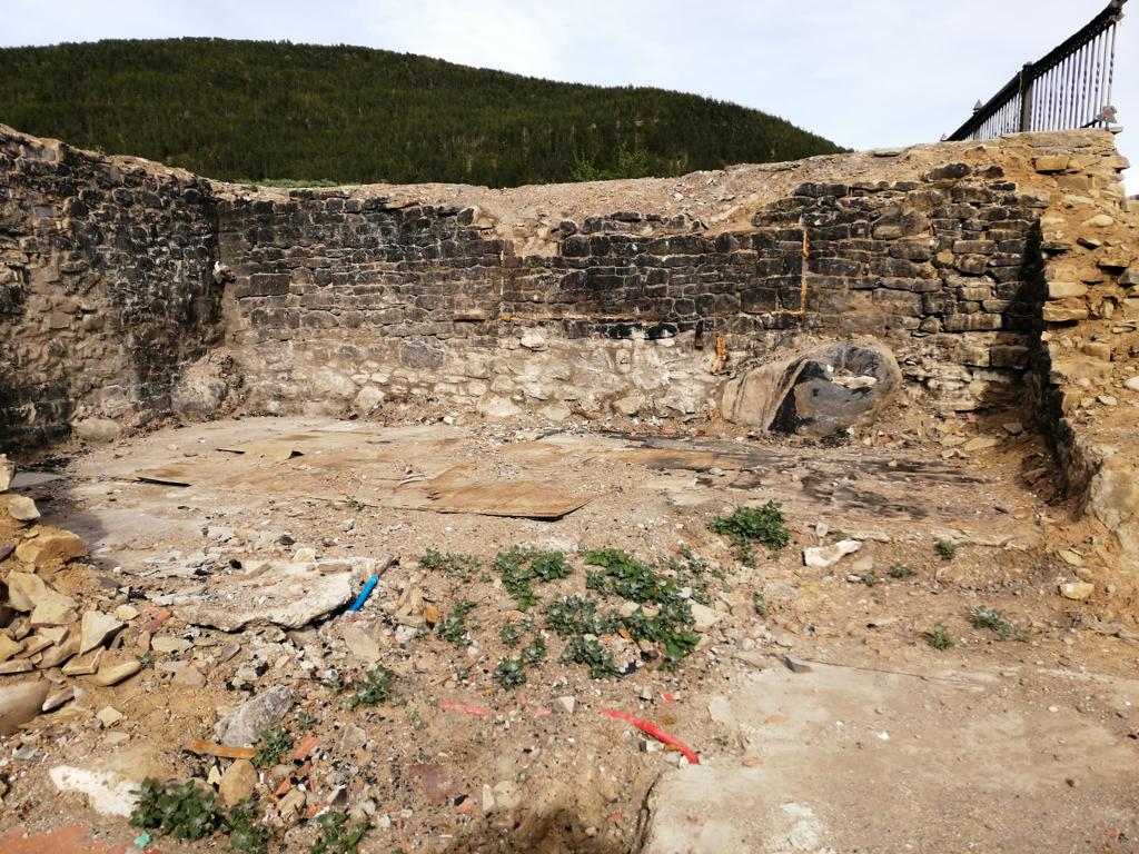 Así está el solar de la vivienda incendiada en Castiello de Jaca