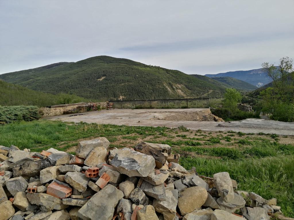 Así está el solar de la vivienda incendiada en Castiello de Jaca