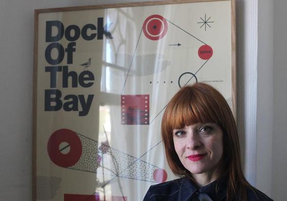 Eva Rivera ante el cartel del Festival Dock of the Bay de la edición de 2014.