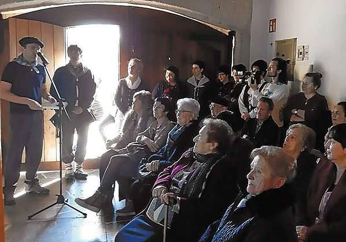 Adin Adin organiza encuentros con bertsolaris en 21 residencias de mayores este mes