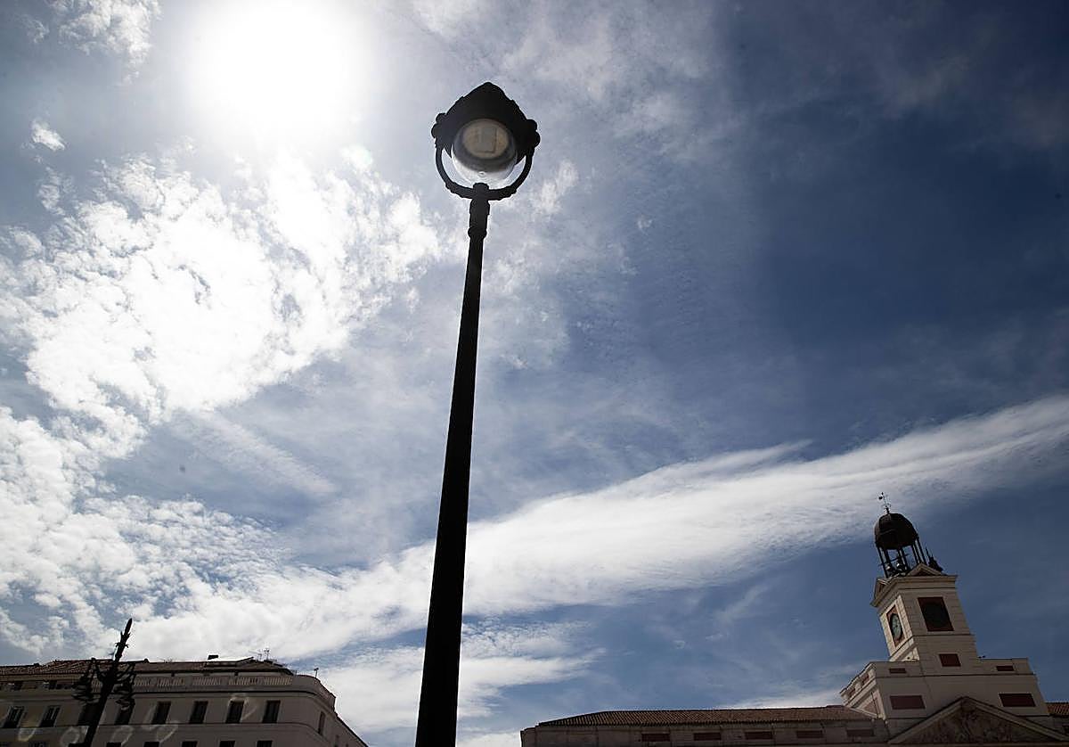 Vista del cielo con algunas nubes en Madrid.
