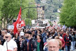 Cabeza de la manifestación del sindicato LAB por el Boulevard de Donostia.