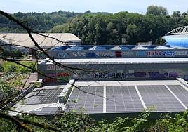 Nuevas placas solares fotovoltaicas recientemente instaladas en el tejado de las piscinas Paco Yoldi.