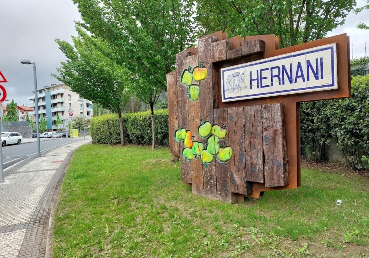 La escultura de Gotzon Huegun, 'Sustraiak', con la placa a la que se ha referido el Pleno.