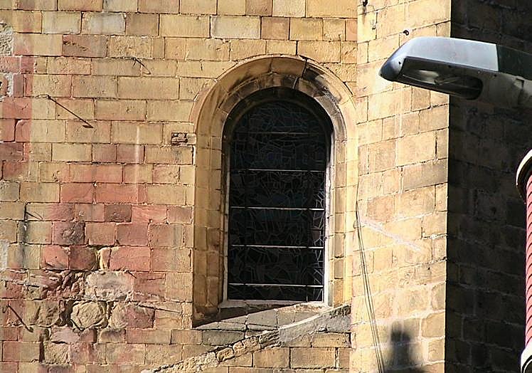 Imagen principal - Desconchados y agujeros son visibles en el exterior.