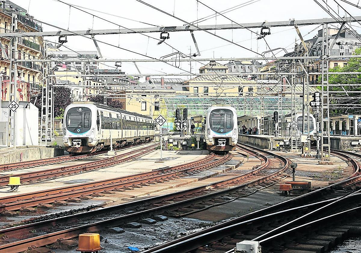 Tres unidades del Topo, ayer en la estación de Easo de Donostia.