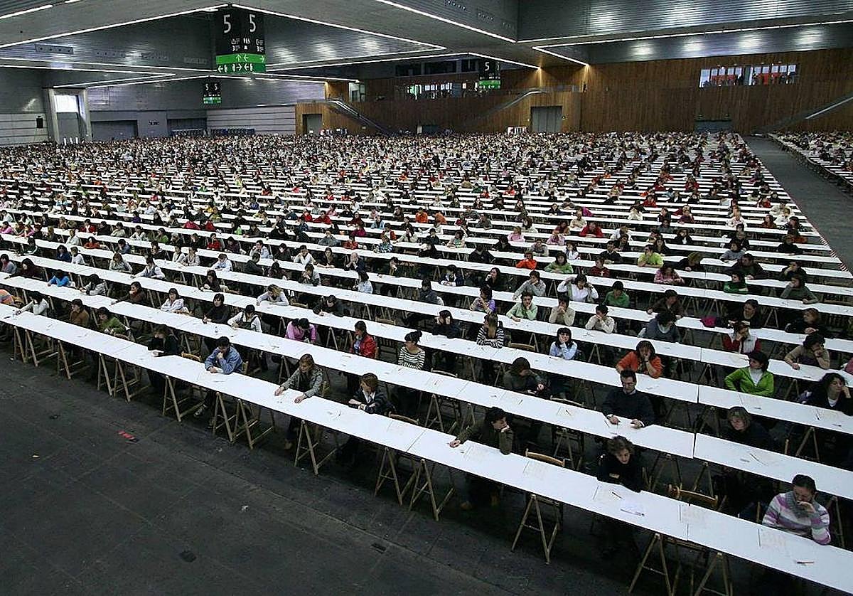 Miles de aspirantes realizan un exámen de la OPE de Osakidetza en el BEC.