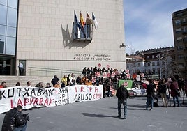Una de las concentraciones celebradas ante los juzgados de Donostia contra el IRPH.