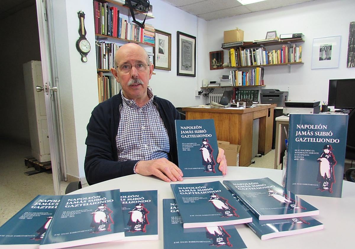 José Ángel Barrutiabengoa con varios ejemplares del libro que sale a la venta al precio de 12 euros.
