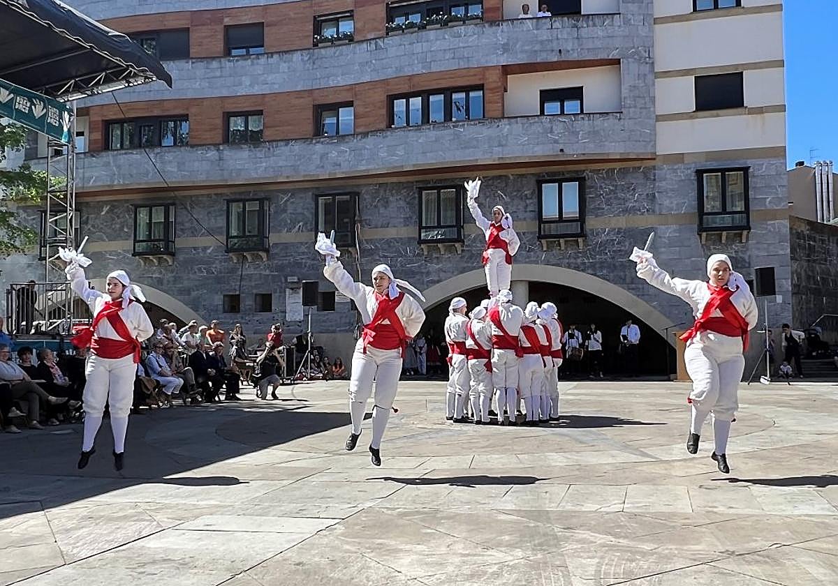 La Ezpata Dantza de Legazpi volvió a cobrar vida este miércoles, interpretada por los dantzaris de Sustraiak.