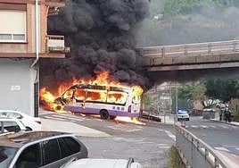 Momento en el que el autobús urbano de Arrasate es devorado por las llamas.