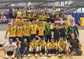 Los jugadores y el cuerpo técnico del Bidasoa Irun posan junto al grupo de aficionados que se acercó a Laudio a animar al equipo.