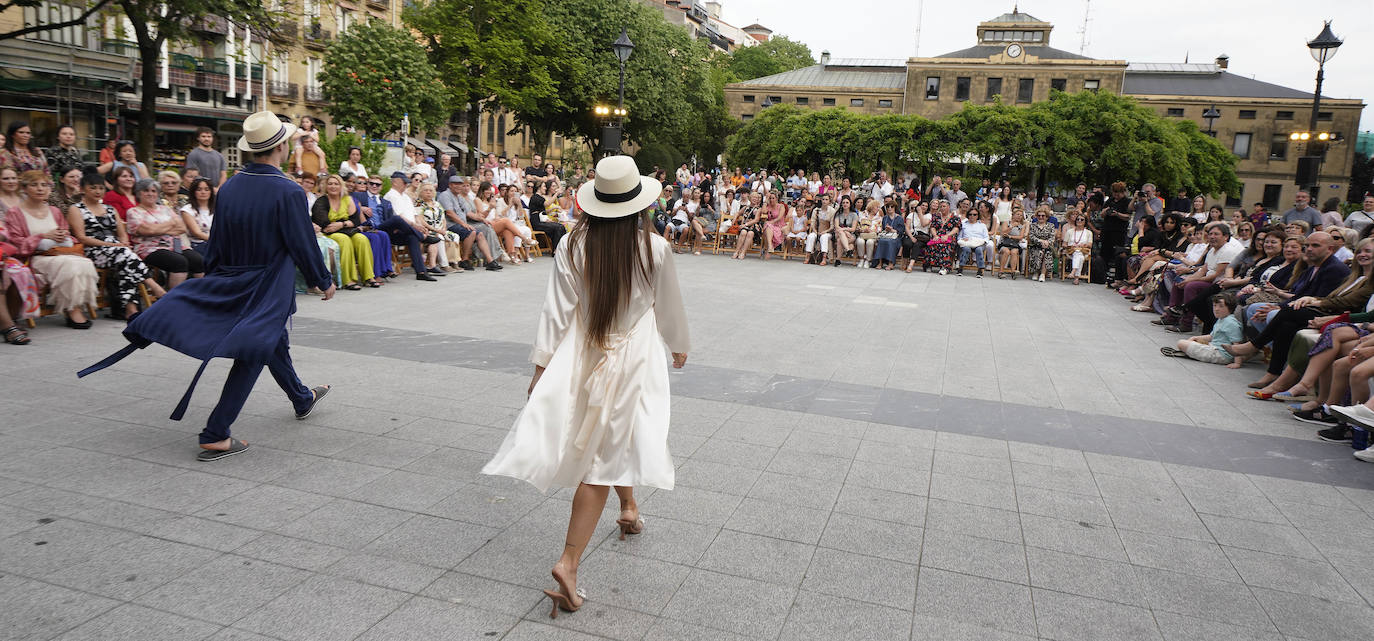 Un desfile multicolor en la Plaza Easo de San Sebastián