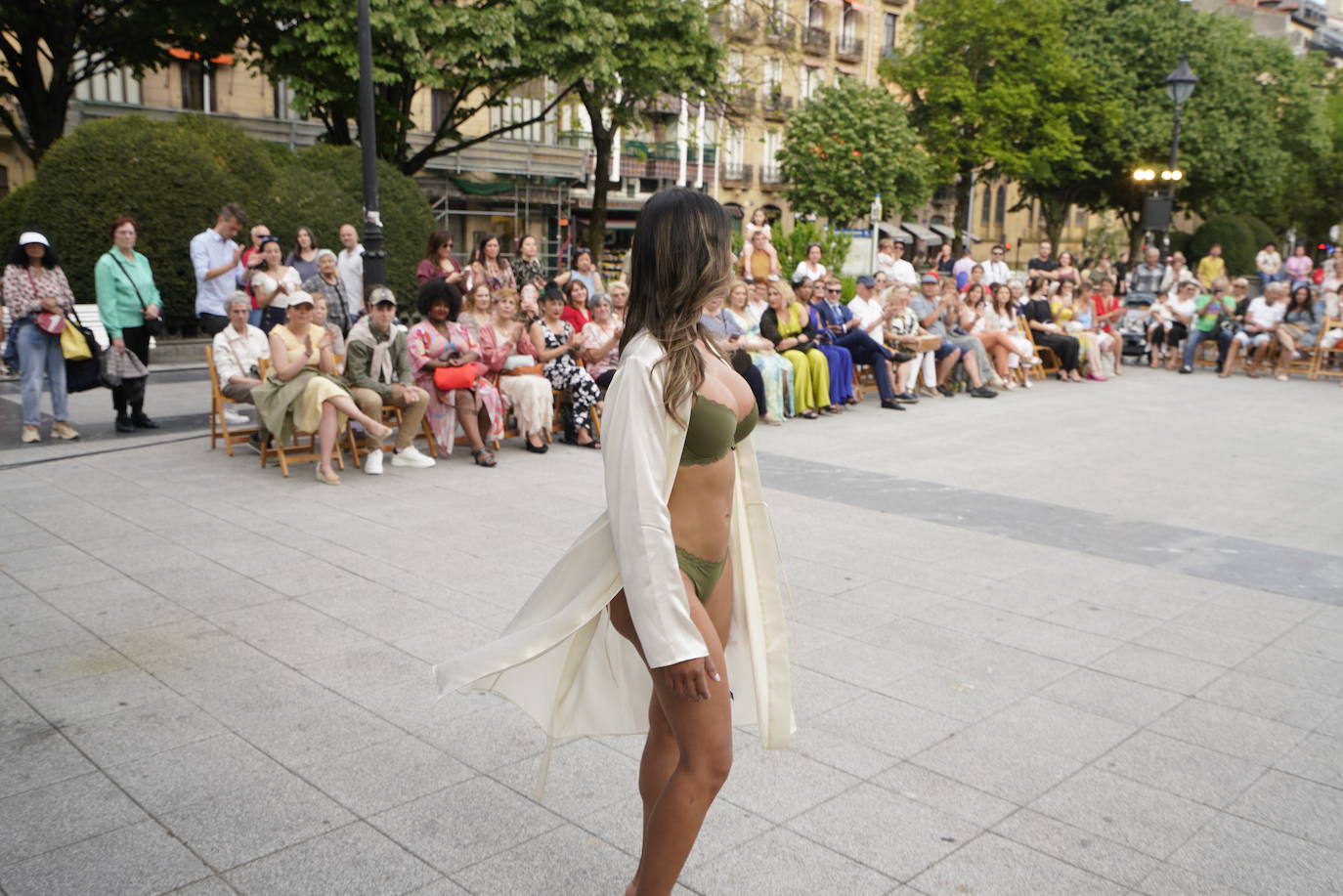 Un desfile multicolor en la Plaza Easo de San Sebastián